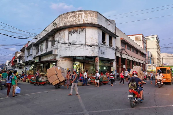 フィリピン 2016年10月18日 商店街の屋台が商業ビル 炭素市場のふもとの縁を埋めます 石炭が鉄道から陸揚げされた町で最も古い農家の市場 — ストック写真