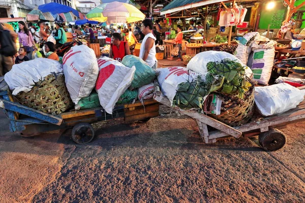 フィリピン セブ2016年10月18日 カートに野菜を乗せている間 ポーターは休憩します 石炭が鉄道から陸揚げされた町内では 炭素市場で最も古く最大のファーマーズマーケット — ストック写真