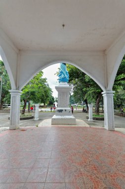 Beyaz-mavi boyanmış Bakire Meryem heykeli ve 1872-Rizal parkında İspanyol kilisesi olarak kurulan Lekesiz Gebelik Katedrali 'nin giriş kapısı.