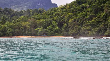 Bangka tekneleri, Sabang kasabasından Puerto Princesa Yeraltı Nehir Nalı 'na ziyaretçilerin taşınması için. Park, girişe giden yolun kumsalında mahsur kaldı. Palawan-Filipinler.