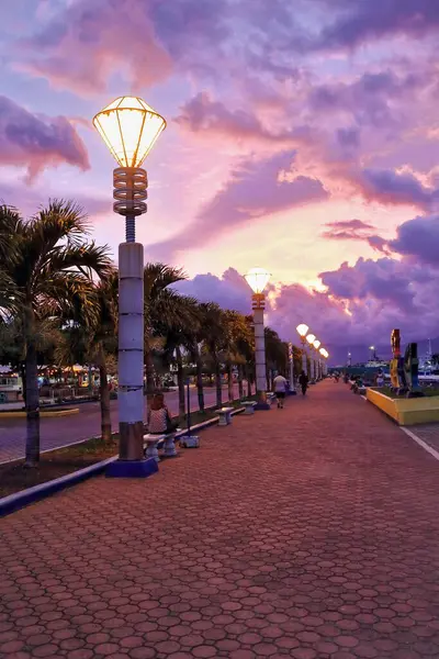 城湾公园是一个海滨漫步的空间 位于港口附近 旁边点缀着长椅和食品摊位 色彩斑斓的夕阳西下 太子港 巴拉旺 菲律宾 — 图库照片
