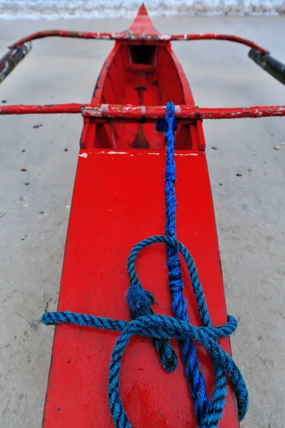 Rotes Fischerboot Strandete Bei Sonnenuntergang Strand Nachdem Nach Einem Heftigen — Stockfoto