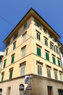 Floransa, İtalya-16 Mayıs 2022: Rönesans tarzı, Via San Giuseppe Caddesi 'nin batı köşesindeki beş katlı bina ve Via dei Macci Caddesi, UNESCO Dünya Mirası Tarihi Merkezi..