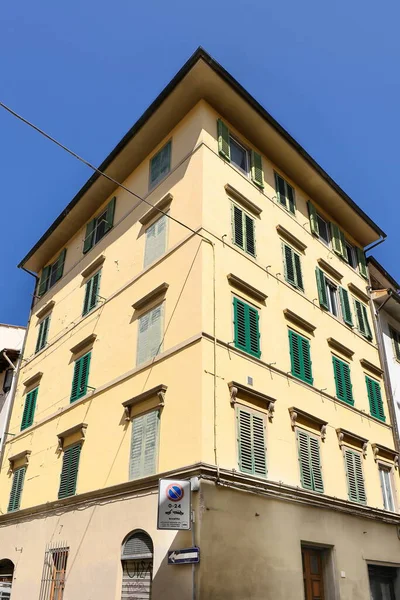 Floransa, İtalya-16 Mayıs 2022: Rönesans tarzı, Via San Giuseppe Caddesi 'nin batı köşesindeki beş katlı bina ve Via dei Macci Caddesi, UNESCO Dünya Mirası Tarihi Merkezi..