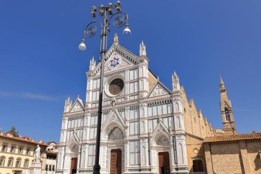 Floransa, İtalya-16 Mayıs 2022: Santa Croce Bazilikası, Piazza di Santa Croce Meydanı üzerindeki NW ana cephesi 1854-1863 yılları arasında Floransa Romanesk-Gotik tarzında Niccolo Matas tarafından tasarlandı..