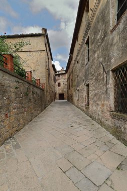 Via dei Fabbri Caddesi 'ne kadar Via San Luigi Caddesi' nde düz levha döşemesi var. Üç katlı, tuğlalı ve orta çağ evleriyle çevrili. Monticchiello-Siena Bölgesi-Toskana-İtalya.
