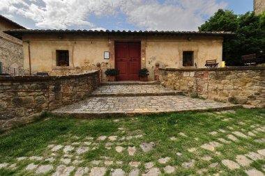 Piazza Commenda Meydanı 'nın güneyinde, Via San Luigi Caddesi' nin köşesinde TePoTraTos -Teatro Popolare Tradizionale Toscano Müzesi 'ni görüyorsunuz. Monticchiello-Siena Bölgesi. Toskana-İtalya..