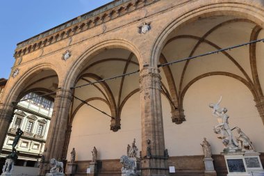 Floransa, İtalya-16 Mayıs 2022: Loggia della Signoria, ya da dei Lanzi, 1376-82 yılları arasında, Rönesans unsurları Benci Dami ve Simone Talenti tarafından halk toplantıları ve törenlerine ev sahipliği yapmak üzere inşa edilmiştir..