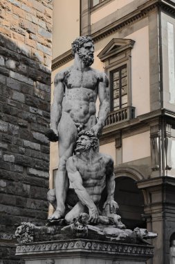 Floransa, İtalya-16 Mayıs 2022: Baccio Bandinelli 'nin MS 1533 Herkül ve Cacus mermer heykeli Palazzo Vecchio' nun yanındaki Piazza della Signoria Meydanı 'nda Michelangelo' nun David kopyasının yanında..