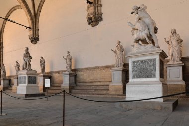Floransa, İtalya-16 Mayıs 2022: Loggia della Signoria veya dei Lanzi altındaki heykeller 1376-82 yılları arasında Gotik tarzda inşa edilmiş ve Rönesans detayları Benci Dami ve Simone Talenti tarafından halka açık törenlere ev sahipliği yapmak üzere düzenlenmiştir..