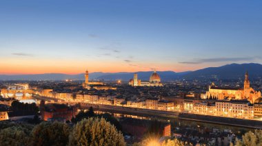 Floransa, İtalya-16 Mayıs 2022: Piazzale Michelangelo Meydanı 'ndaki tarihi merkezin gün batımı manzarası, ünlü gözlem noktası Collina di San Miniato Tepesi, MS 1869 yılında Giuseppe Poggi tarafından tasarlandı..