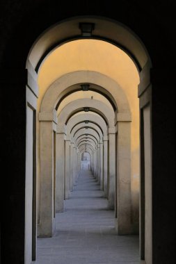 Florence, İtalya-17 Mayıs 2022: 1565 tarihli Stretch of the AD Corridoio Vasariano-Vasari Koridoru 'nu Lungarno degli Archibusieri Yolu boyunca inşa etti..