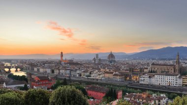 Floransa, İtalya-16 Mayıs 2022: Piazzale Michelangelo Meydanı 'ndaki tarihi merkezin gün batımı manzarası, ünlü gözlem noktası Collina di San Miniato Tepesi, MS 1869 yılında Giuseppe Poggi tarafından tasarlandı..