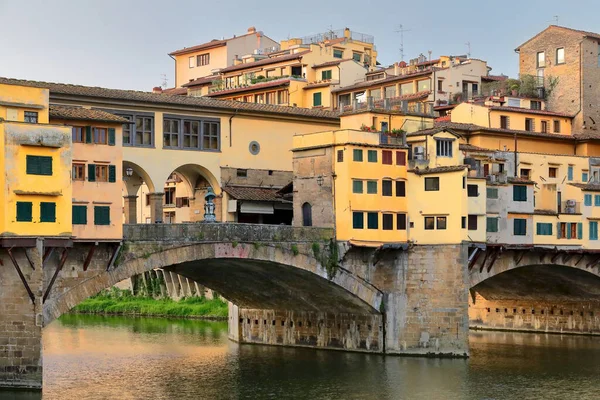 Floransa, İtalya-17 Mayıs 2022: Lungarno degli Acciaiuoli St.den güneye bakan Ponte Vecchio-Old Köprüsü 'nün sağındaki tarihi merkez Fiume Arno Nehri' ne yayılan W yakasına.