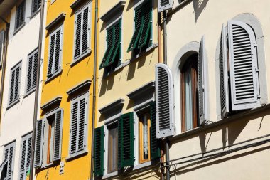 Floransa, İtalya-17 Mayıs 2022, Via di San Niccolo Caddesi 'ndeki dört teraslı, restore edilmiş evler, bir tanesinde Tüccarların Arte di Calimala-Art tabelaları taşta..