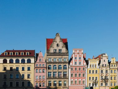 Wroclaw, Polonya 'daki güzel renkli antika binalar.