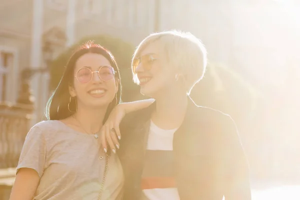 Felices Mujeres Jóvenes Con Estilo Ciudad Europea Puesta Del Sol — Foto de stock gratis