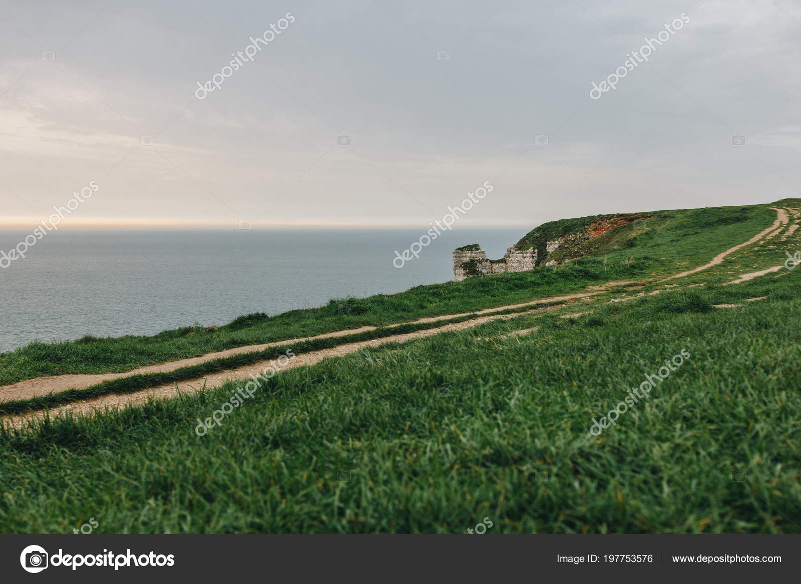 Beautiful Green Meadow Cliff Sea Etretat France — Free Stock Photo