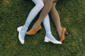 nízké část pohled dívky v trendy boty leží na zelené trávě, Etretat, Normandie, Francie