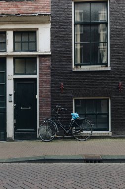 Eski Park edilmiş bisiklet, Amsterdam, Hollanda ile bina cephe