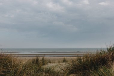 dramatik çekim günü bulutlu, Bray Dunes, Fransa kumlu deniz kıyısı