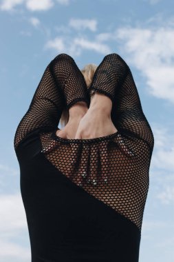 kadın elleriyle siyah gömlekli bulutlu gökyüzü önünde arka dikiz