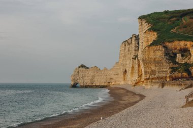 doğal dramatik sahil Etretat, Fransa bulutlu günde kadeh