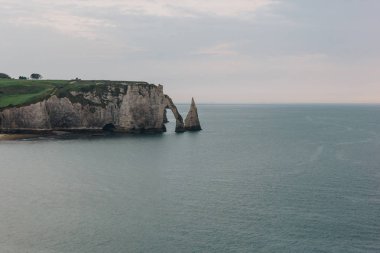 güzel kayalık uçurum bulutlu günde Etretat, Fransa