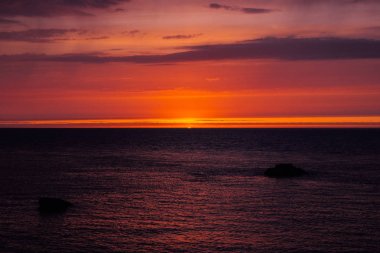 arka plan ile kırmızı günbatımı denize, Etretat, Normandy, Fransa