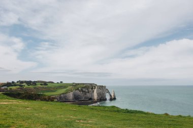mavi deniz, Etretat, Normandy, Fransa ve yeşil uçurum havadan görünümü