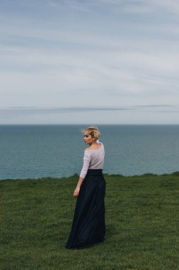 şık şık kız poz görkemli cliff, Etretat, Normandy, Fransa 