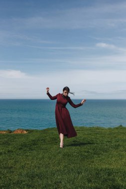 zarif kız cliff denize sıfır, Etretat, Normandy, Fransa poz