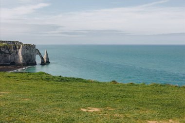 sakin görünümü güzel cliff ve mavi deniz, Etretat, Normandy, Fransa