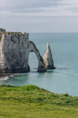 arka plan manzara kayalıklarla ve mavi deniz, Etretat, Normandy, Fransa