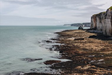 Cliff ve kıyı şeridi, Etretat, Normandy, Fransa ile manzara