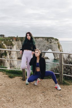 cliff, Etretat, Normandy, Fransa üzerinde şık spor giyim poz güzel sportswomen  