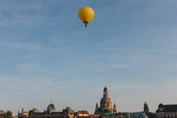 Globo Aerostático Volando Sobre Ciudad Dresde Alemania — Foto de stock gratis