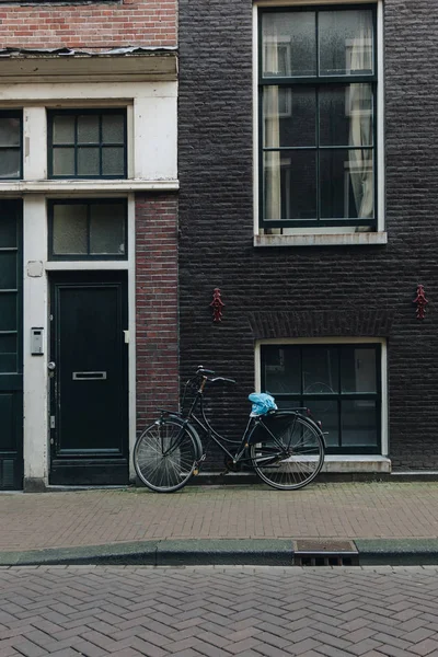 Fassade Eines Altbaus Mit Abgestelltem Fahrrad Amsterdam Niederlande — Stockfoto