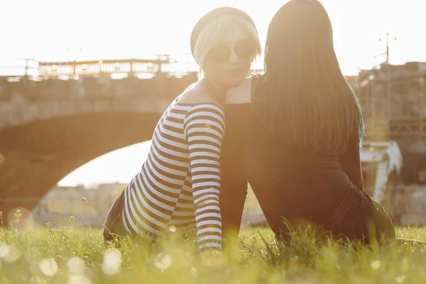 Mooie Jonge Vrouwen Zittend Gras Park Zonsondergang — Stockfoto