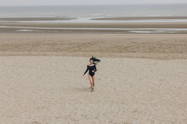 Atractiva Mujer Joven Traje Negro Corriendo Orilla Del Mar Arena — Foto de Stock