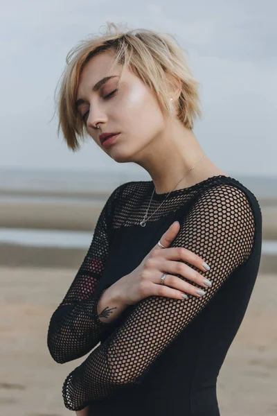 Sensuele Jongedame Zwarte Shirt Voor Kust Bewolkte Dag — Stockfoto