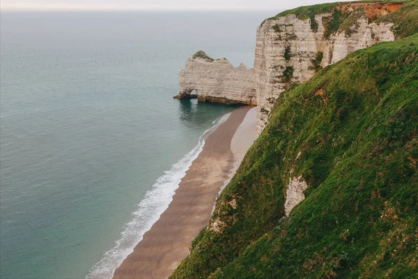 Letecký Pohled Malebném Skalnatém Útesu Trávou Popředí Etretat Francie — Stock fotografie