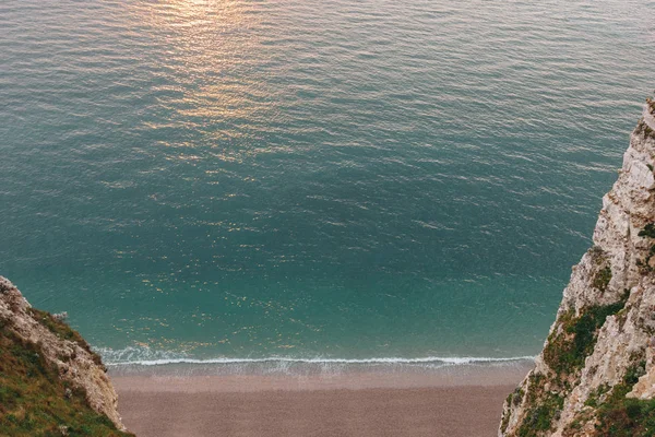 Pohled Vysokého Úhlu Krásné Pláže Mezi Skalnatými Útesy Etretat Francie — Stock fotografie zdarma