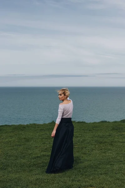 Elegantní Stylový Dívka Pózuje Majestátním Útesu Etretat Normandie Francie — Stock fotografie zdarma