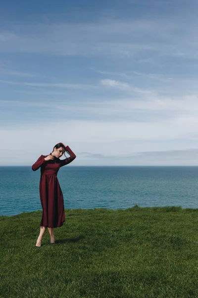 优雅迷人的年轻女子摆在悬崖附近的海 诺曼底 — 图库照片