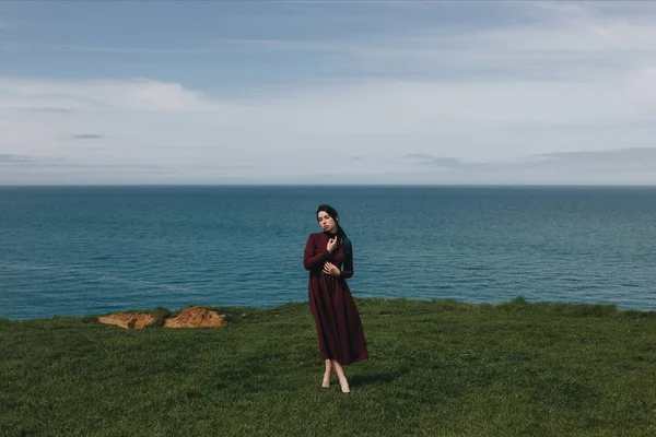 Denize Sıfır Etretat Normandy Fransa Cliff Poz Şık Zarif Kız — Stok fotoğraf