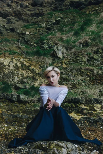 迷人的时髦女孩摆在悬崖边 诺曼底 — 免费的图库照片