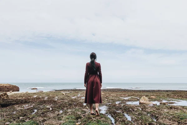 Vista Traseira Menina Descalça Elegante Costa Rochosa Perto Mar Etretat — Fotografia de Stock