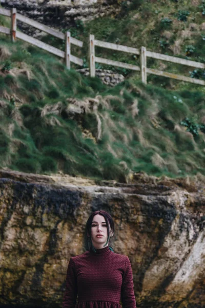 Chica Moda Posando Cerca Acantilado Verde Con Barandillas Madera Etretat — Foto de stock gratis