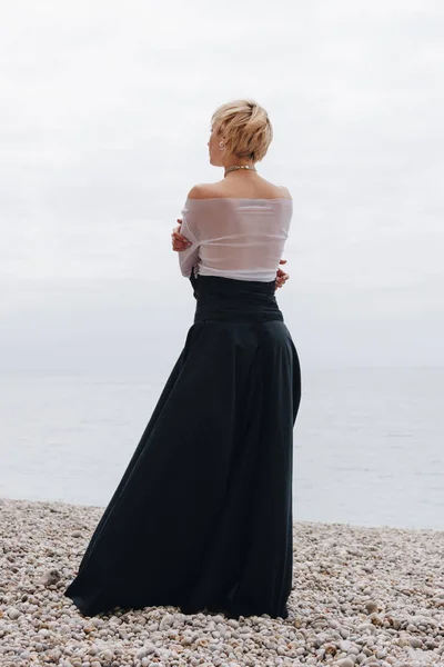 Vista Trasera Chica Elegante Posando Orilla Cerca Del Mar Etretat — Foto de Stock